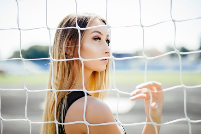 femeie plasa poarta fotbal