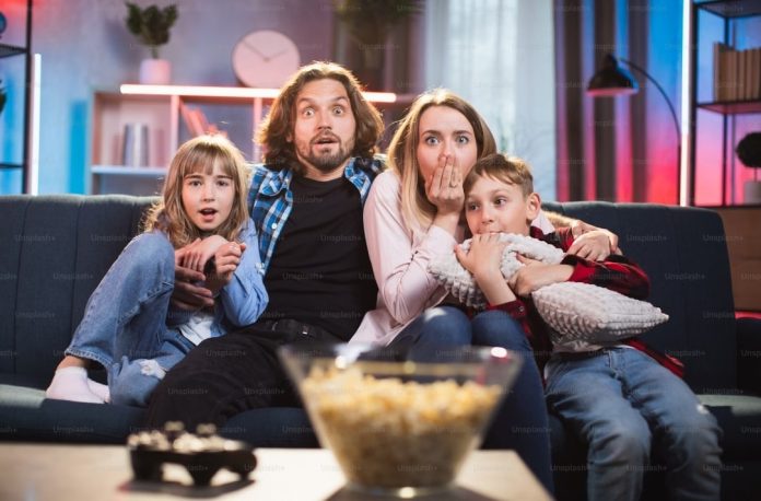 Familie se uita la televizor Familie se uita la televizor