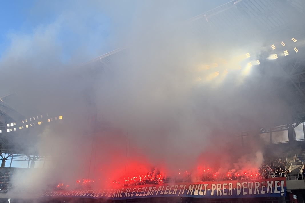 Spectacol pirotehnic Peluza Sud Steaua cu FC Arges